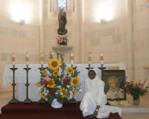 FOTOSor Rosala, posa ante el altar de nuestra Iglesia