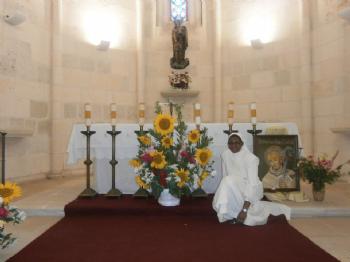 FOTOSor Rosala posando delante del altar de la iglesia conventual.