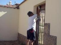 Eduardo barnizando la puerta - 