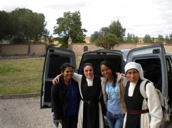 FOTOSOR ELENA Y SOR ROCIO DANDO LA BIENVENIDA