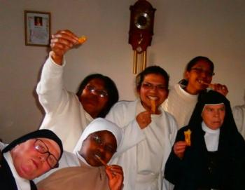 FOTOAna Mara, en el centro, rodeada de otras hermanas en una fiesta comunitaria