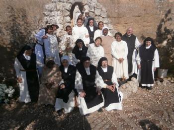 FOTOJunto a la pequea gruta de la Virgen, en uno de los rincones de la huerta.
