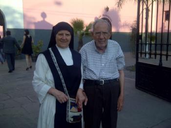 FOTOsor Luca con su to Pedro, misionero en Per