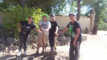 FOTOMiembros del campo posan alegres preparando el mortero de cemento