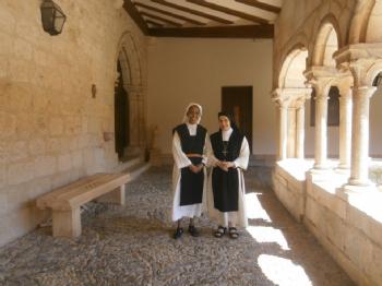 FOTOMadre Ana junto a sor Bernarda, al acabar la celebracin