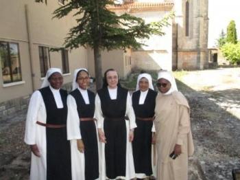 FOTOM. Carmen posa con las profesas temporales