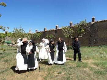 FOTOUn da con algunos monjes de Cardea