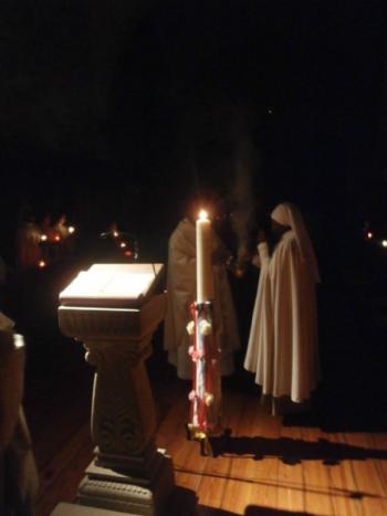 FOTOBendici�n de nuestro cirio: Cristo resplandece en medio de la noche.