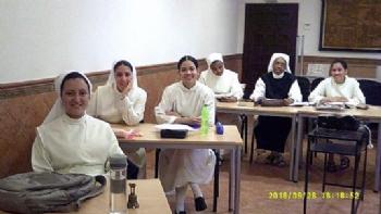 FOTOHilaria en una foto en el aula, es la tercera empezando por la izquierda