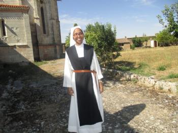 FOTOBernarda posando a la salida de la huerta