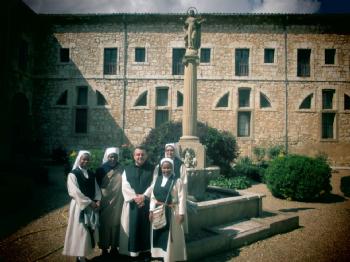 FOTOEn el claustro de la Virgen, con el P. Juan Jos