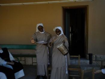 FOTOSOR FIDES Y SOR AURORA DELEITNDONOS CON UN CANTO EN KIRUNDI, SU LENGUA NATIVA