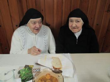 FOTOM.Rosario y M.Anunciacin, las dos "cebolleras": naturales de Villamayor y con unos das de diferencia de edad.