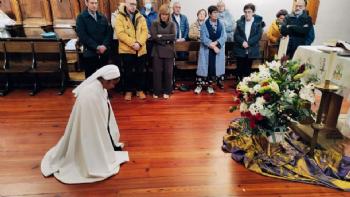 FOTODe rodillas ante el altar, mientras oramos por ella.