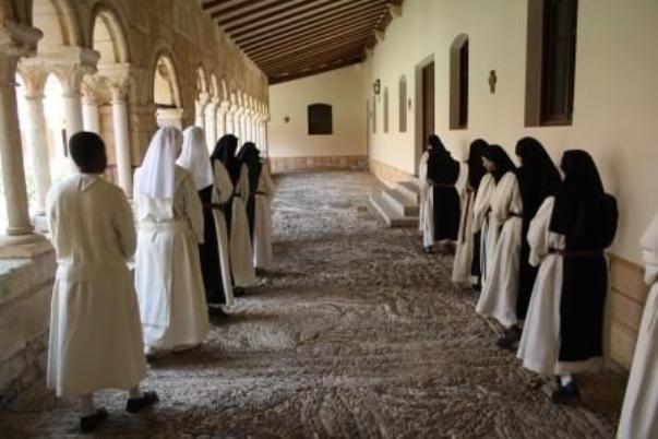 FOTOSOMOS MUJERES CON LOS PIES EN EL SUELO Y EL CORAZN LLENO DE DESEOS DE DIOS