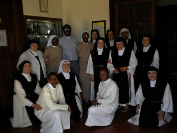 FOTOLA COMUNIDAD LLENA DE GOZO CON LA LLEGADA DE ESTAS NUEVAS HERMANAS