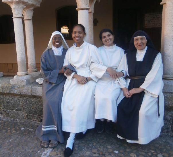 FOTOLeonardi, la segunda empezando por la izquierda, junto a sor Amada, M. Anunciacin y Sonia.