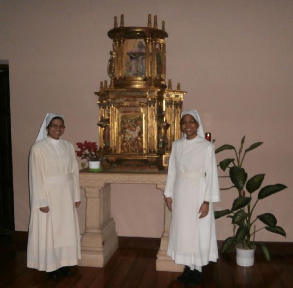 FOTOAlegra en el monasterio por el paso que dan Ana M y Leonardi