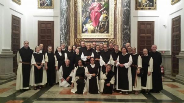 FOTOParte del grupo frente a un lienzo del Greco, en la catedral de Toledo