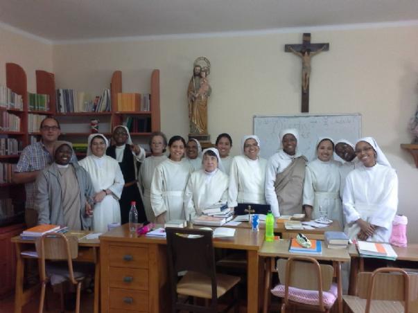 FOTOEl grupo de estudiantes junto al profesor