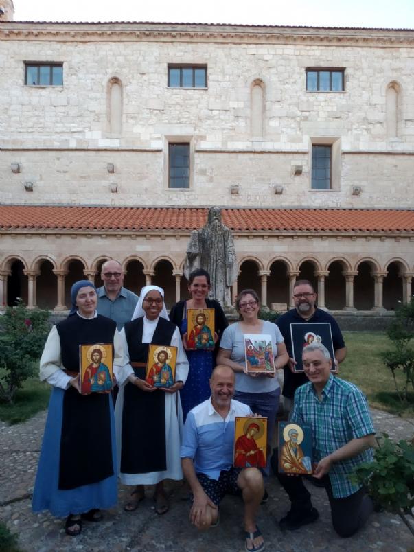 FOTONiko y sus alumnos posando en el centro del claustro.
