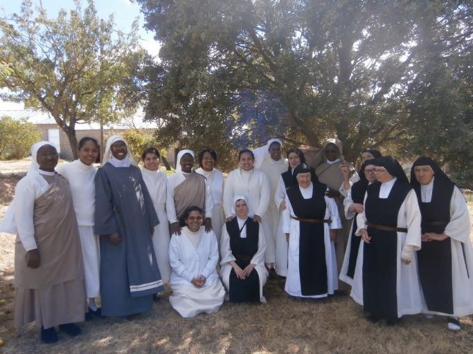 FOTOFoto de recuerdo que nos hicimos la comunidad de Villamayor con madre Leonie.