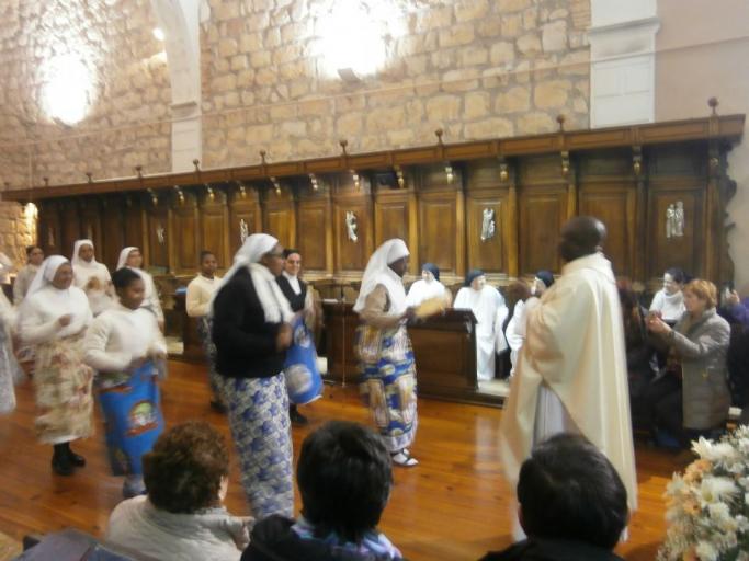 FOTOOfertorio a cargo de sor Rosal�a, con danza swahili de todas las que quisieron participar