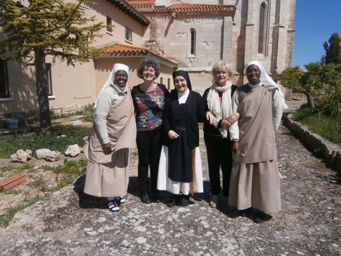 FOTOMadre Ana flanqueada por Begonya y Encarnacin (madre de Begonya) posan con sor Esperanza y sor Leticia