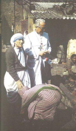 FOTOMadre Teresa en plena atención entre sus hermanos pobres más estimados