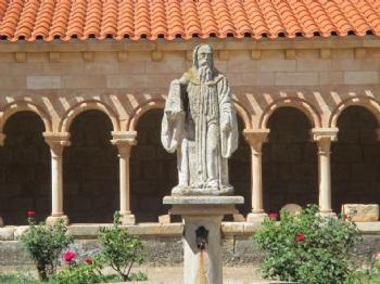 FOTO:Escultura de san Roberto, en el centro de nuestro claustro FOTOEscultura de san Roberto, en el centro de nuestro claustro