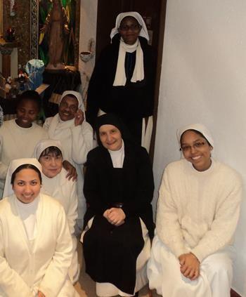 FOTO:Madre Ana rodeada por algunas de las hermanas en formación FOTOMadre Ana rodeada por algunas de las hermanas en formación