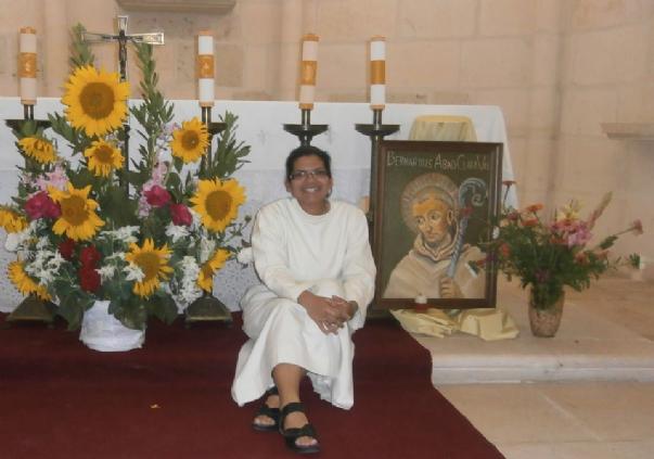 FOTOAna Mª posa junto a un cuadro de san Bernardo, en nuestra Iglesia.