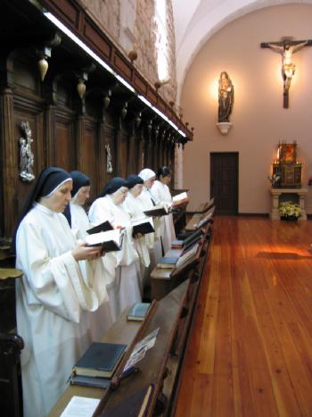 FOTOOficio monástico en la capilla del Monasterio