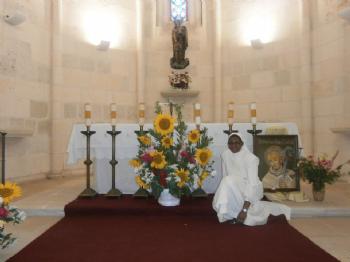 FOTO:Sor Rosalía posando delante del altar de la iglesia conventual. FOTOSor Rosalía posando delante del altar de la iglesia conventual.