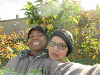 FOTOFlorette y Mª Teresa cosechando los manzanos