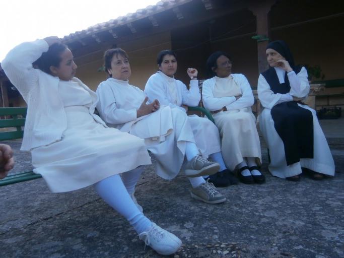 FOTOAntonia, sentada junto a nuestra madre abadesa, en compañía de otras hermanas.