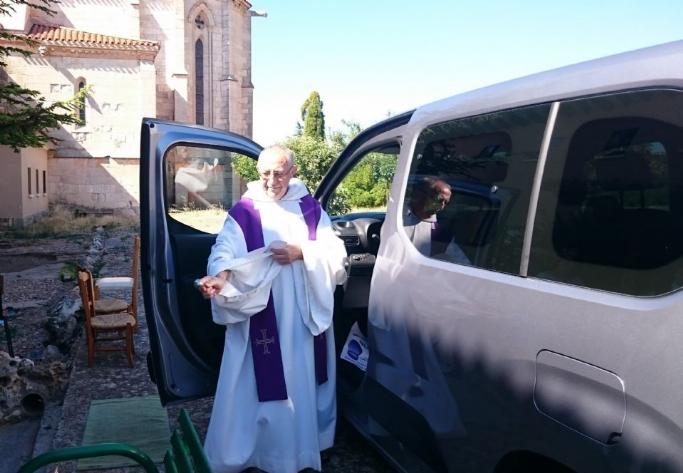 FOTOEl padre Dionisio roció con agua bendita todos los rincones del coche