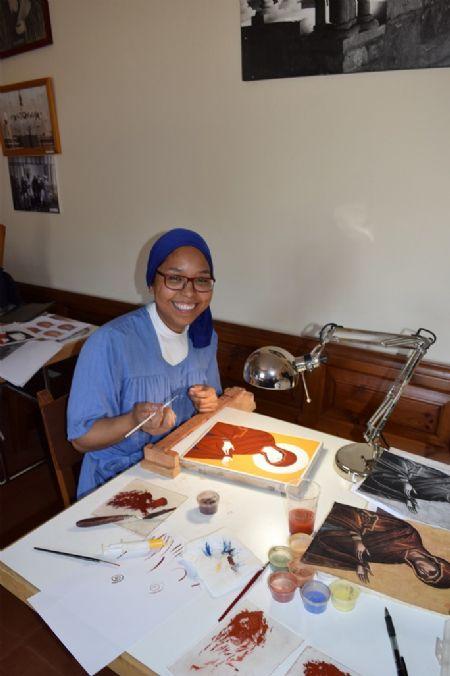 Bernarda en la mesa de trabajo.