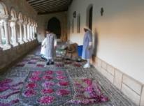 Hermanas decorando con una alfombra floral - 