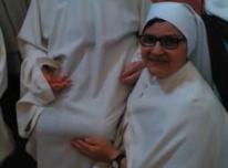 M. Anunciación acompañada por sor Mª Teresa, que actualmente la asiste más de cerca en sus necesidades. - 