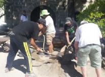 Los jóvenes haciendo la mezcla de arena y cemento - 