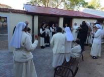 La comunidad se concentró frente al escaparate para iniciar el rito de bendición. - 