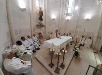 Imagen de los sacerdotes en el presbiterio. - 