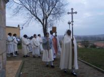 En procesión desde la parroquia hasta nuestra Iglesia. - 