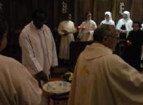 Pila bautismal preparada para esta liturgia de matiz tan bautismal. - 