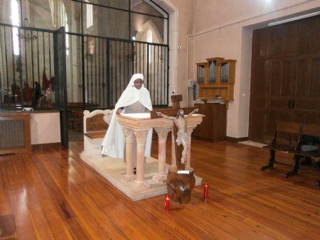 sor Leticia preparando el altar, en el Viernes santo