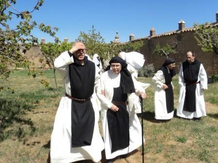 Sor Isabel y el P.David encabezando el paseo por los frutales carde_1